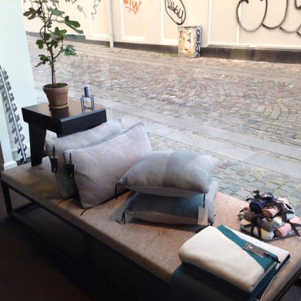 KYUSHI sidetable BLACK er et lille og praktisk sort bord i aluminium