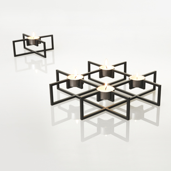 SQUARE uno og SQUARE quattro fyrfadsstager i sort metal er en fin lille design serie