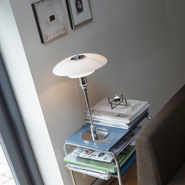 SQUARE uno SORT fyrfadsstage i sort metal placeres let i en lille hyggekrog
