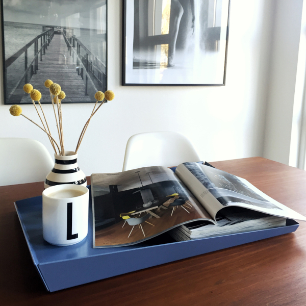 FUTO tray large THUNDER · Stor bakke i tordenblå aluminium med et magasin, en blomst og en kop kaffe