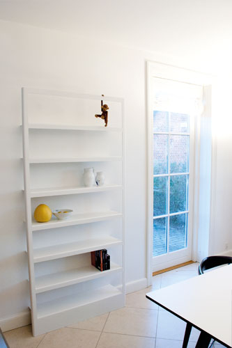 Enkel og minimalistisk bogreol i matsort alu · dansk design Hjemmelavet bordplade