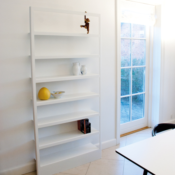 Enkel og minimalistisk bogreol i mathvid alu · dansk design Bauhaus havehus