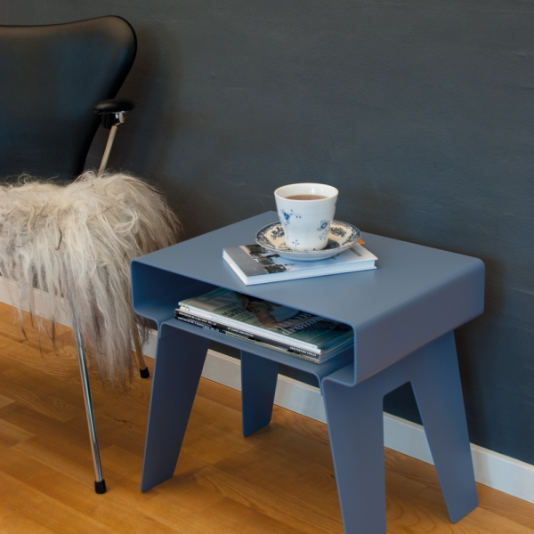 Skønt lille bord i smuk tordenblå lak · Brug det til en kop kaffe og en bog