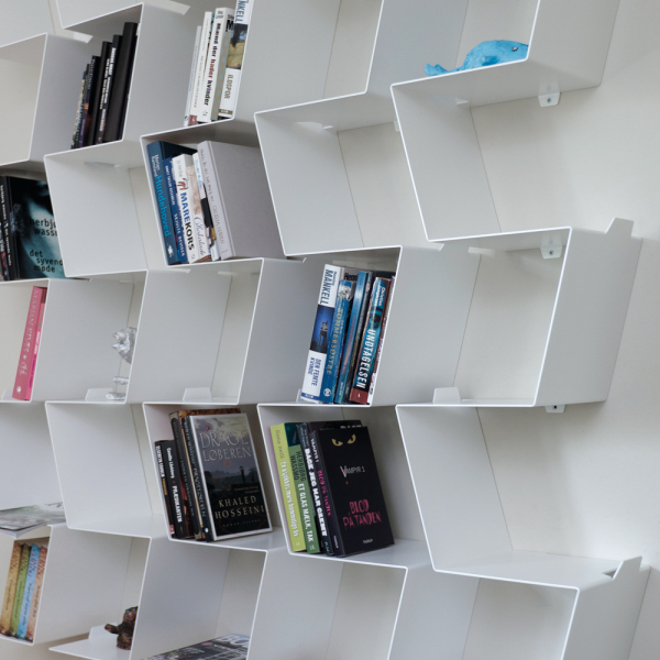 BACKBONE bogreoler i flok giver en smuk dynamisk væg med plads til mange bøger og pynt