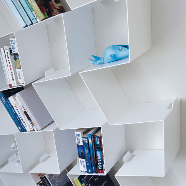 Dynamisk og enkel BACKBONE bogreol med smart integreret bogstop
