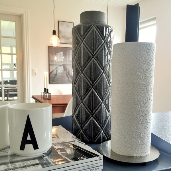 TAWA køkkenrulleholder i SORT & rustfri stål er funktionelt dansk design