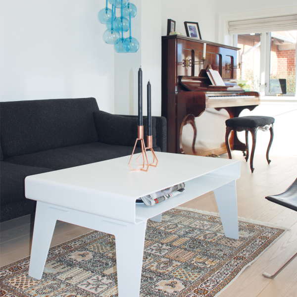 KYUSHI loungetable WHITE er et minimalistisk sofabord med funktionel hylde der skjuler rodet