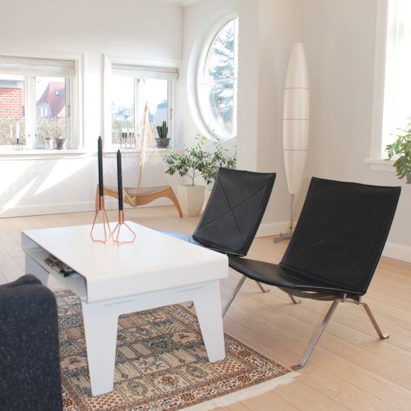 KYUSHI loungetable WHITE er et enkelt sofabord i hvid aluminium · Dansk design