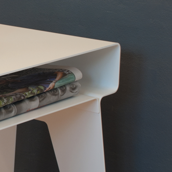 KYUSHI sidetable WHITE er et funktionelt lille bord i hvid aluminium · Dejligt dansk design