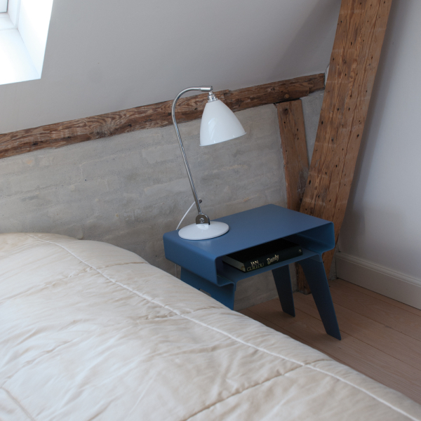 Brug det lille KYUSHI sidebord i smuk tordenblå som funktionelt sengebord