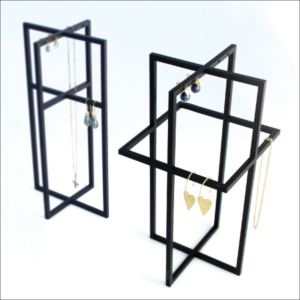SQUARE er en serie af smukke og enkle smykketræer i dansk design