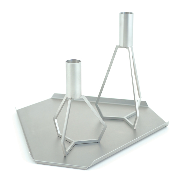 TRIPOD tray STEEL er en lille bakke i børstet rustfri stål. Mix den med de smukke TRIPOD stager i stål for et sofistiskeret look