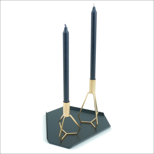 TRIPOD tray BLACK lille sort bakke i metal med TRIPOD candles i messing er et smukt mix