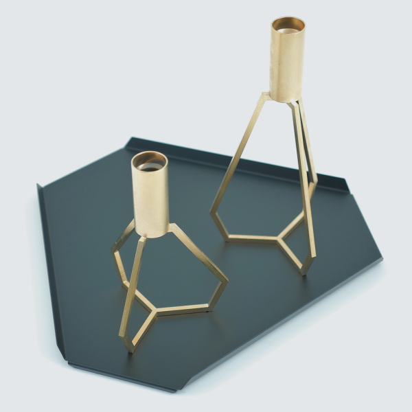 TRIPOD tray BLACK lille sort bakke i metal med TRIPOD candles i messing er et smukt mix
