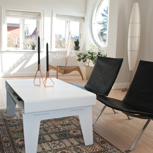 Smukke og minimalistiske TRIPOD stager i kobber passer perfekt i den Skandinaviske bolig·stil