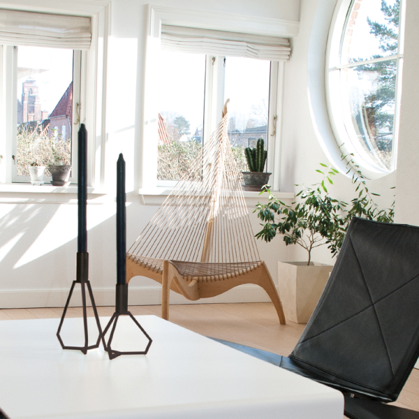 Smukke og minimalistiske TRIPOD stager passer perfekt i den Skandinaviske bolig