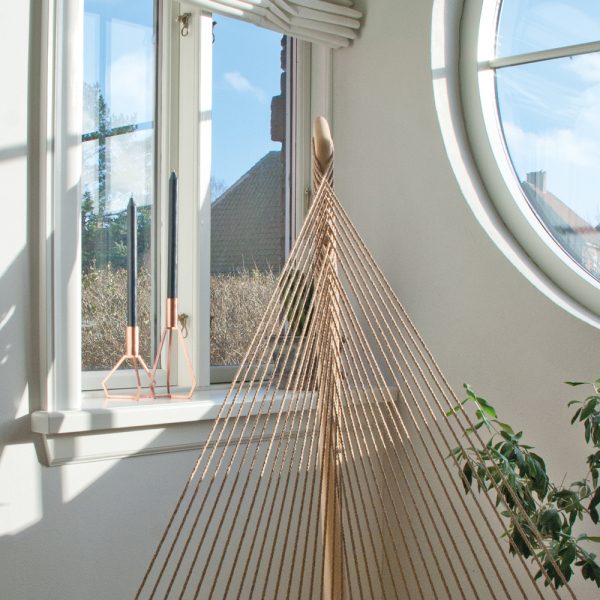 Placer den fine og minimalistiske TRIPOD small KOBBER lysestage i en vindueskarm