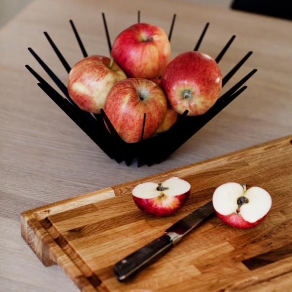 RAYS frugtskål i SORT lakeret metal ilter dine æbler optimalt