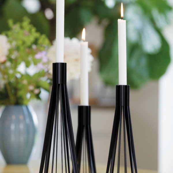 Eksklusive "raket" lysestager i sort metal og dansk design pynter på bordet