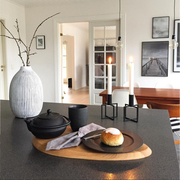 De smukke og klassiske design stager CRUX 1 i sort metal hygger i køkkenet