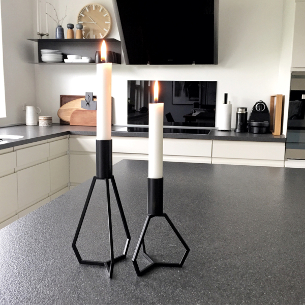 Meget enkle og stilrene TRIPOD stager i sort metal pynter i køkkenent