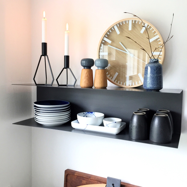 Skab hygge med de smukke sorte TRIPOD stager i køkkenet eller stuen