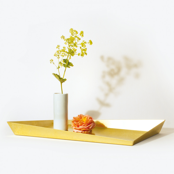 FUTO tray small MESSING er en lille bakke i ægte messing til dine småting