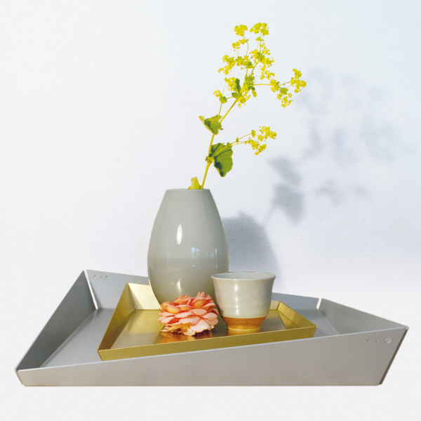 FUTO tray small MESSING sammen med FUTO tray large GREY