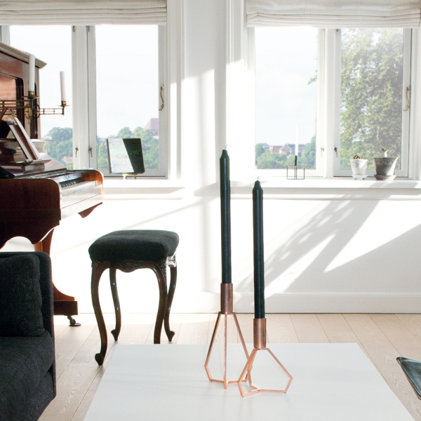 Giv boligen glød med de fine design stager TRIPOD large og TRIPOD small i kobber