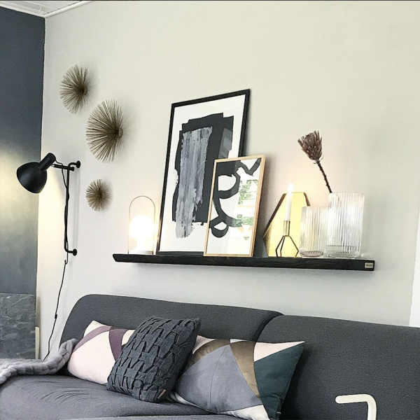 Smuk og minimalistisk TRIPOD stage i messing passer perfekt i den Skandinaviske bolig·stil