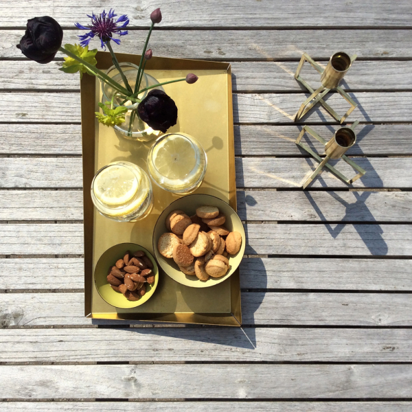 Den lille bakke FUTO tray small MESSING er perfekt til et par glas med bobler og lidt snacks 