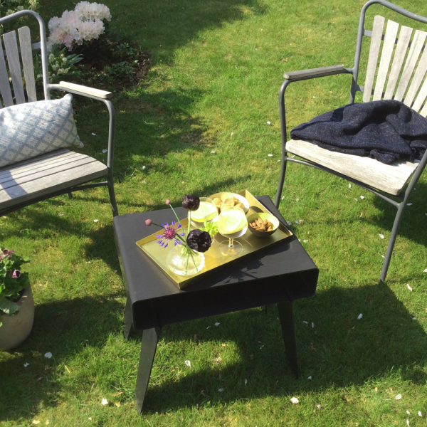 KYUSHI sidetable BLACK kan også bruges i haven, da det er fremstillet i lakeret  aluminium