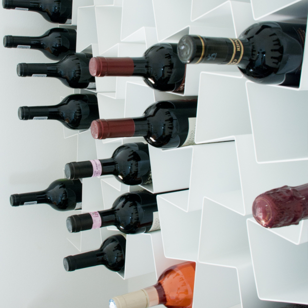 Opbevar og udstil din vin med stil og elegance med den smukke vinreol ZIIGZAAG fra Morfo
