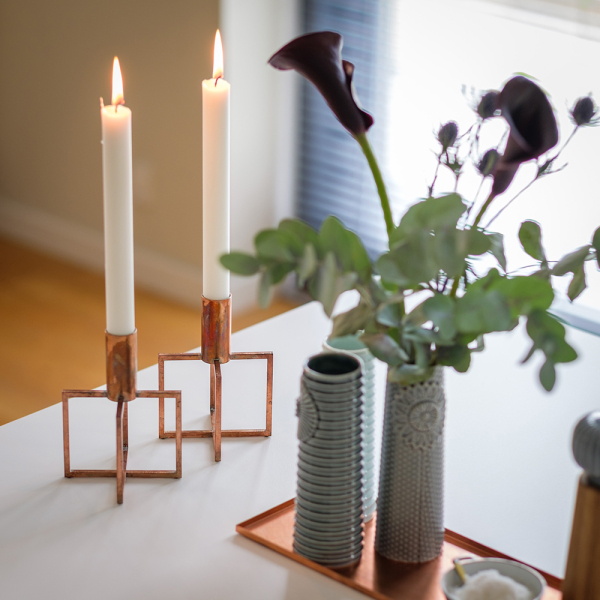 De fine og enkle CRUX 1 lysestager i kobber giver din bolig et moderne look