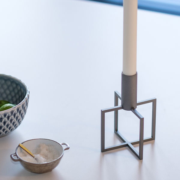 Enkel og minimalistisk CRUX 1 lysestage i grafit metal giver din bolig en trendy stil