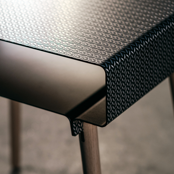 SHIDO sidetable SORT/EG har en unik tofarvet overflade på ydersiden mens hylden er ensfarvet